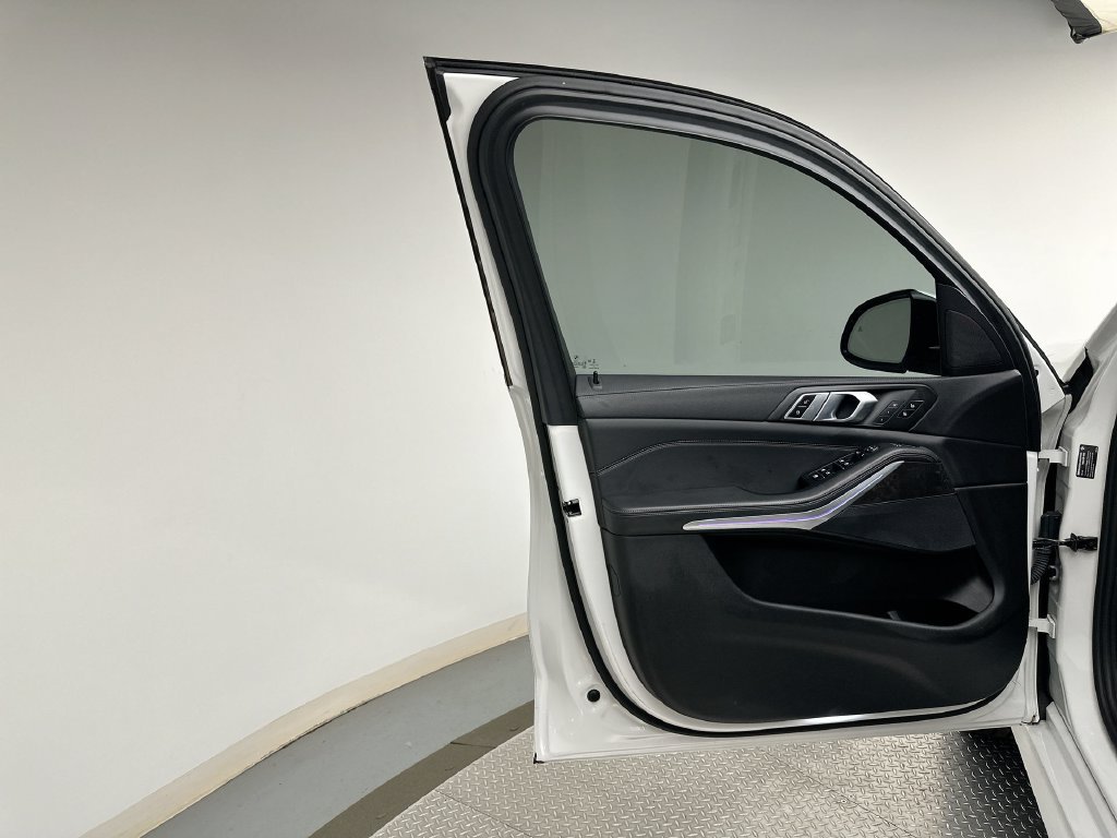 Used 2021 White Metallic BMW xDrive40i image 9