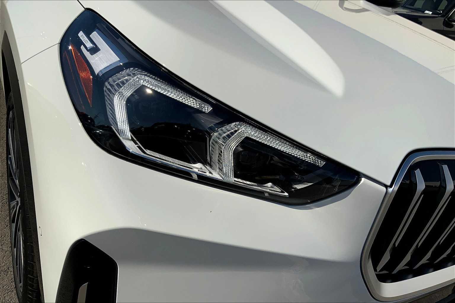 New 2025 Alpine White BMW xDrive28i image 11