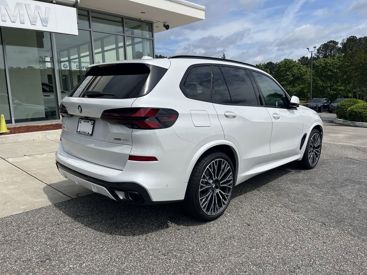 New 2026 Mineral White Metallic BMW xDrive40i image 8