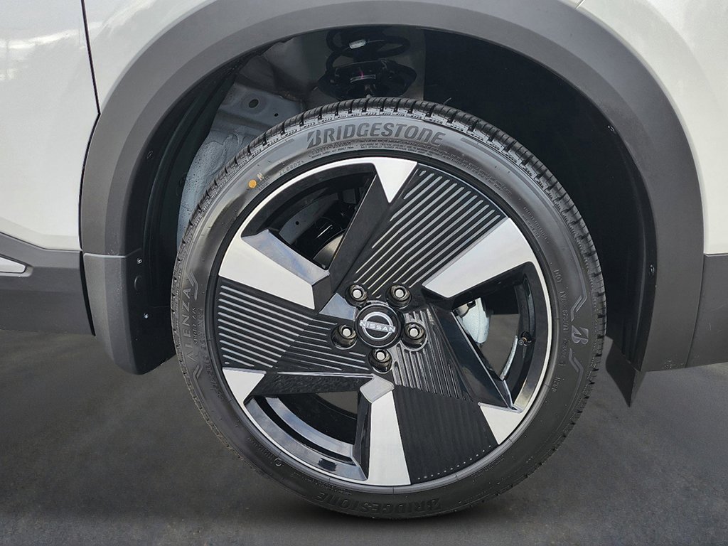 New 2026 Aspen White Tricoat/Super Black Nissan SR image 6