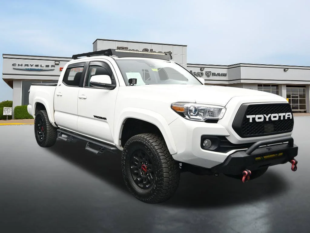 Used 2022 White Toyota SR5 image 7