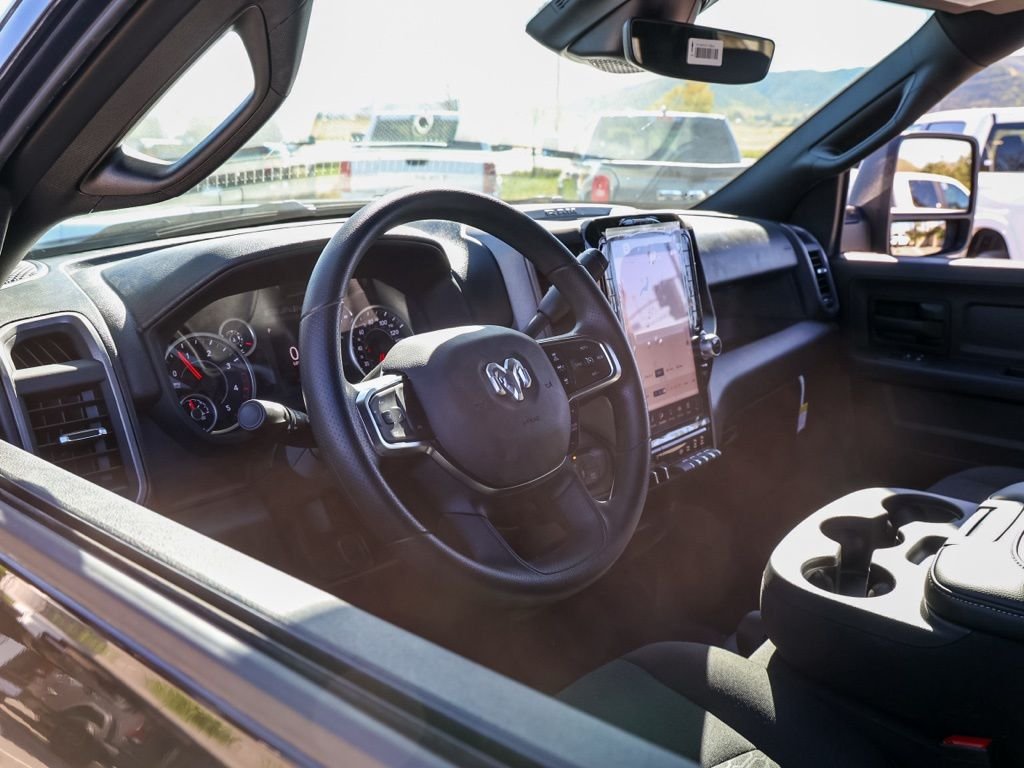 New 2026 Diamond Black Crystal Pearl-Coat Exterior Paint RAM Tradesman image 13