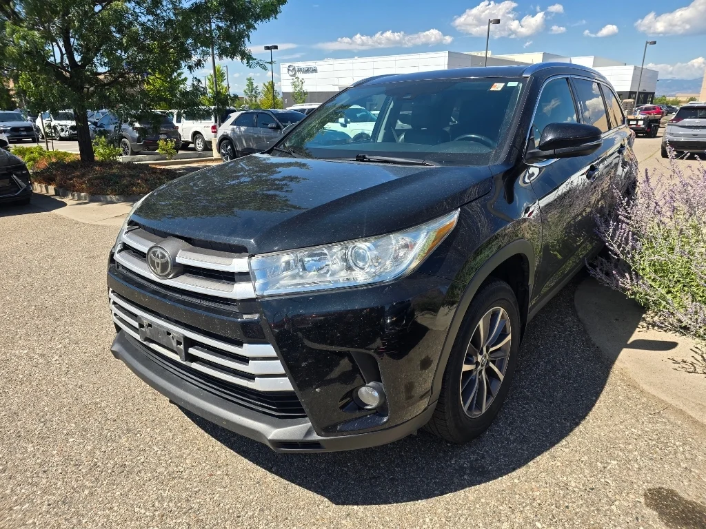 Used 2019 Midnight Black Metallic Toyota XLE image 11