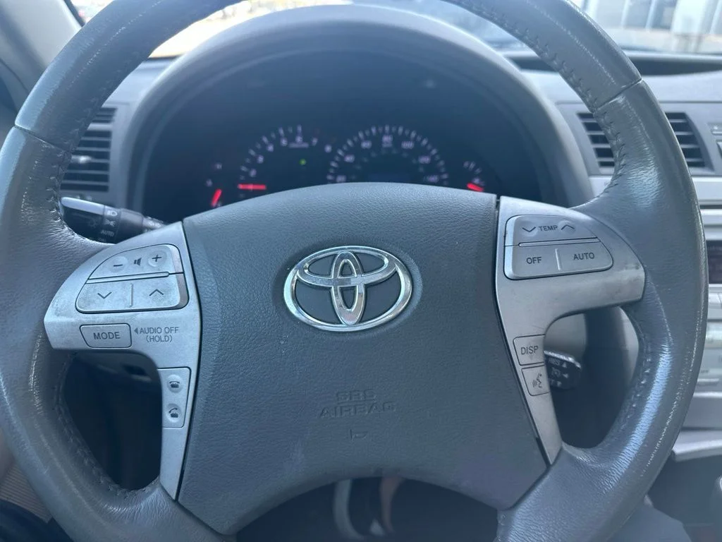 Used 2011 White Toyota XLE image 10