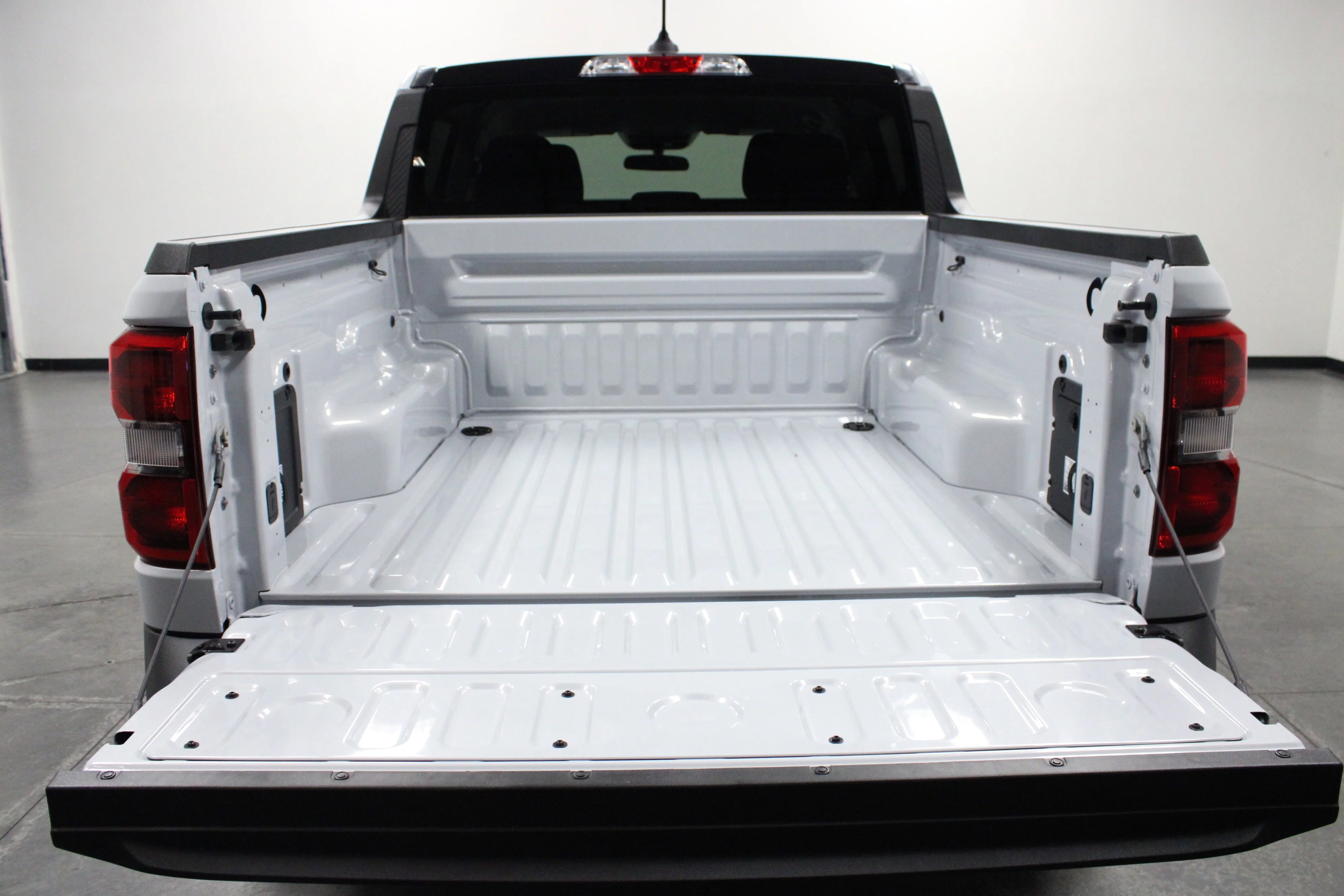 New 2025 Space White Metallic Ford XLT image 14