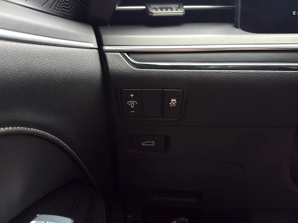Certified Used 2025 Wolf Gray Kia GT-Line image 18