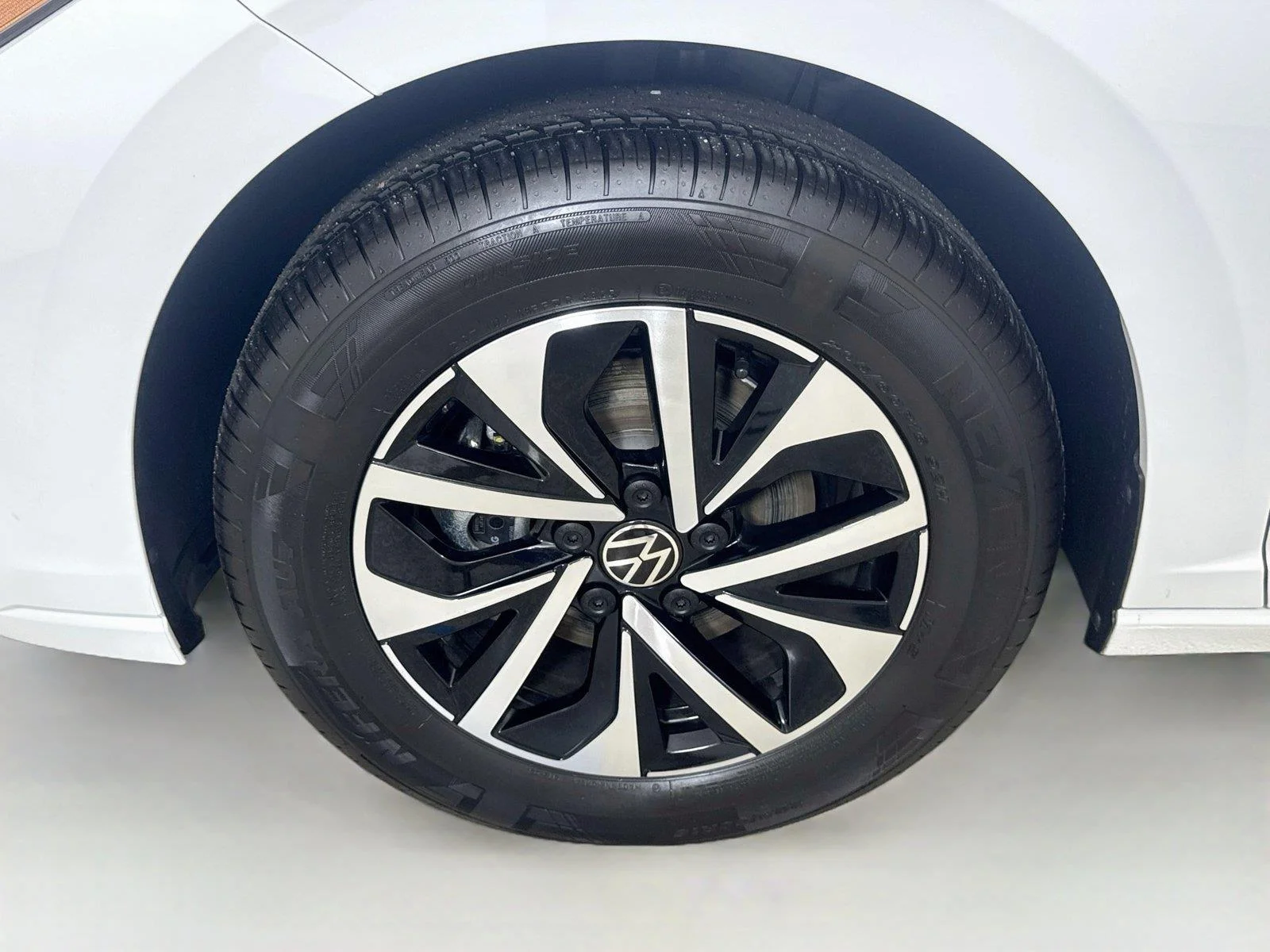 New 2027 Pure White Volkswagen S image 28