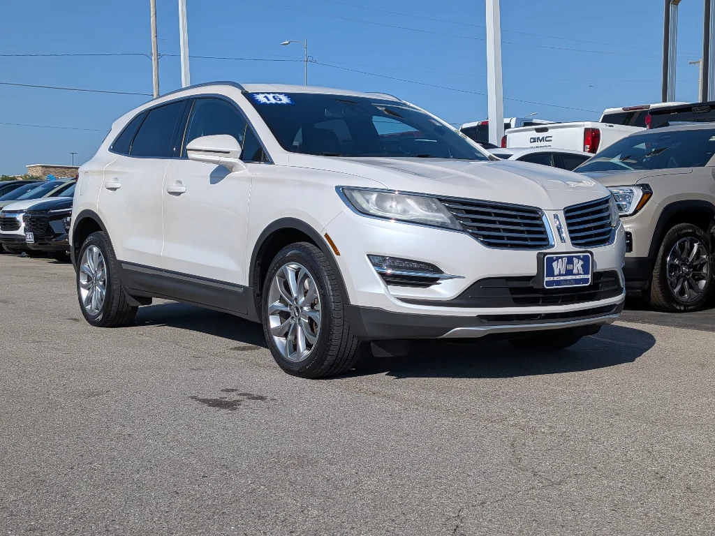 Used 2017 White Platinum Metallic Tri-Coat Lincoln Select image 1