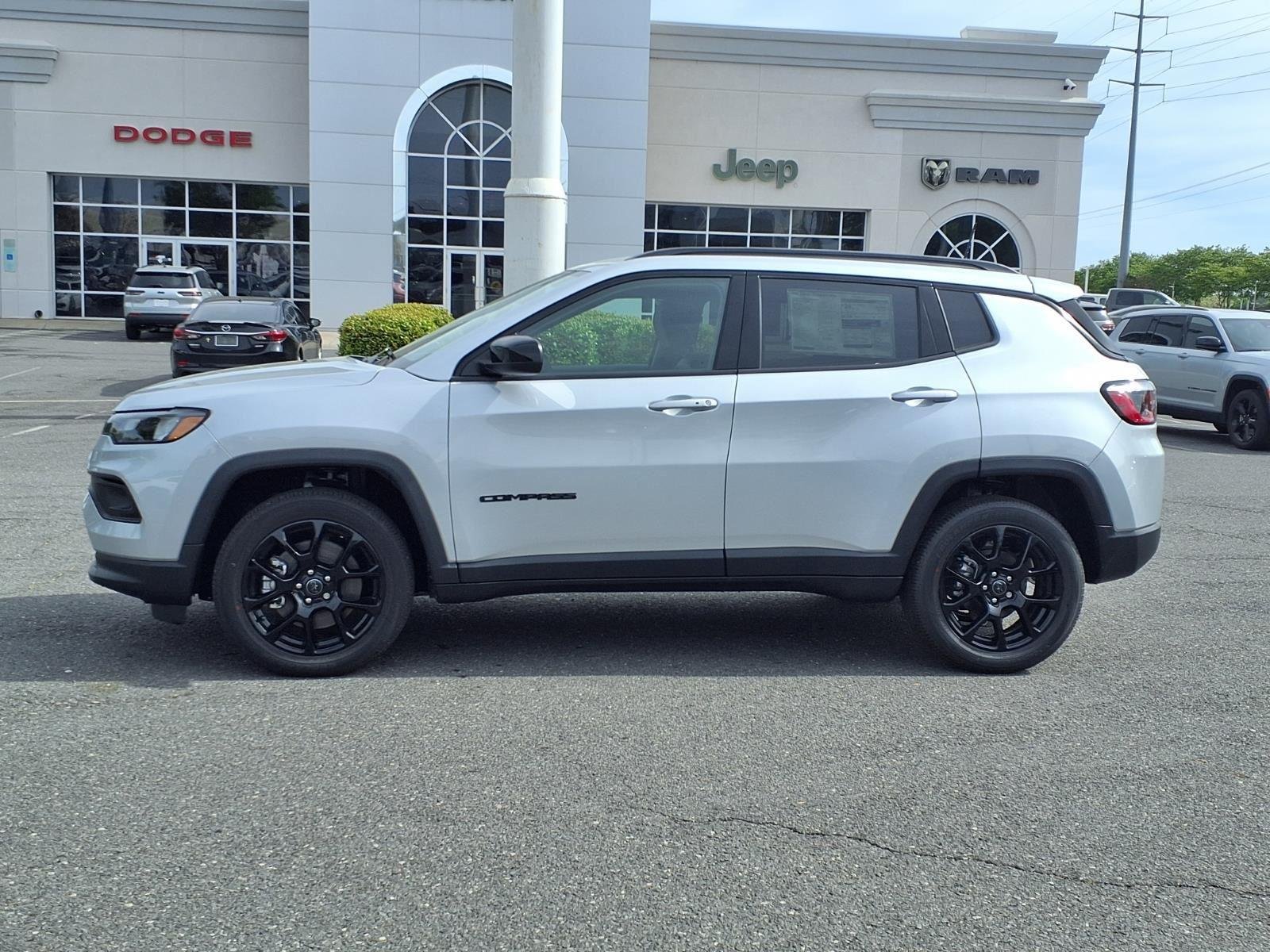 New 2026 Silver Zynith Metallic Clearcoat Jeep Latitude Altitude image 3