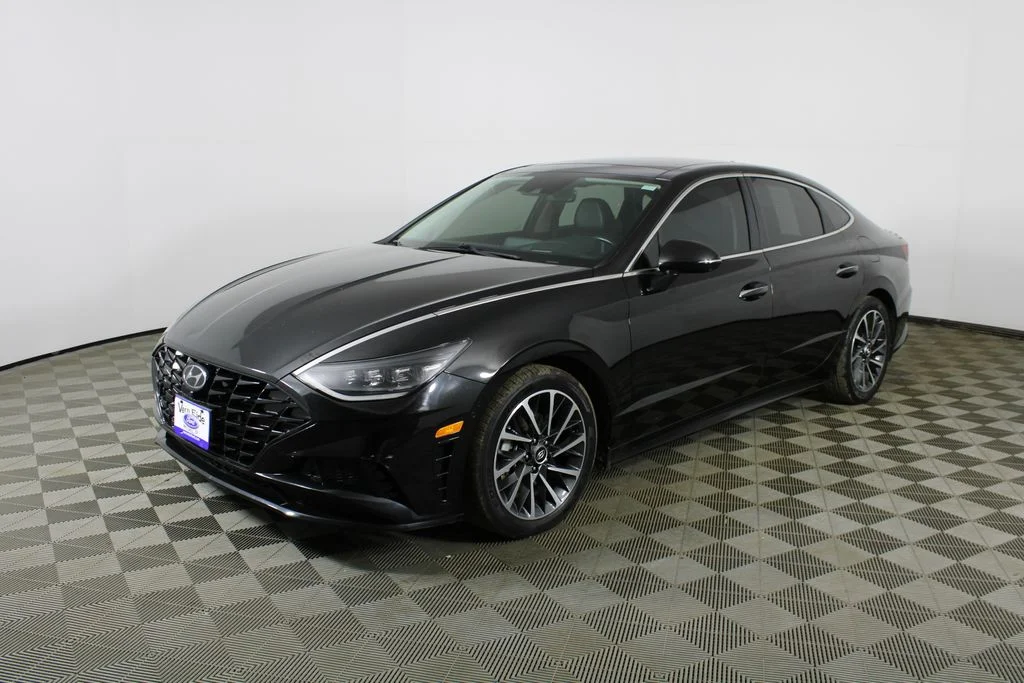 Used 2022 Phantom Black Hyundai Limited image 3