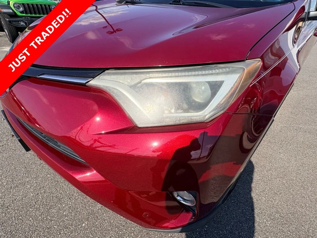 Used 2018 Red Toyota XLE image 14