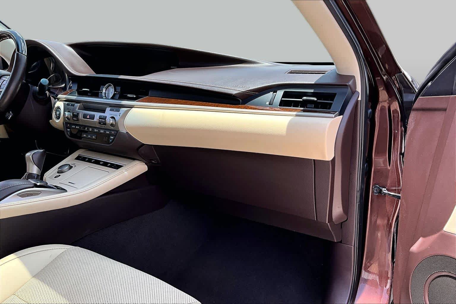 Used 2016 Autumn Shimmer Lexus  image 19