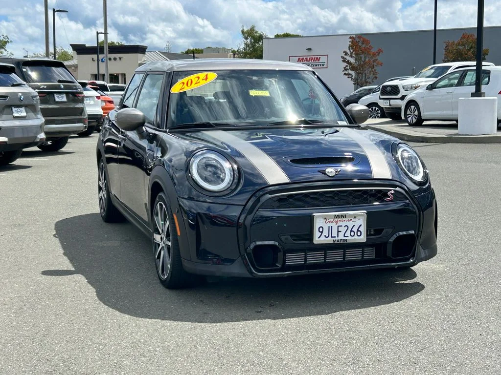 Used 2024 MINI Yours Enigmatic Black met MINI Iconic image 7
