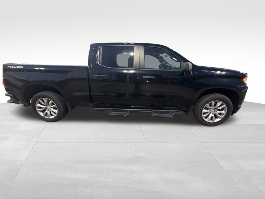 Used 2022 Black Chevrolet Custom image 8