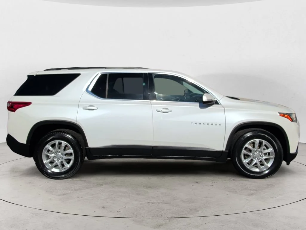 Used 2019 IRIDESCENT PEARL TRICOAT Chevrolet LT Leather image 4