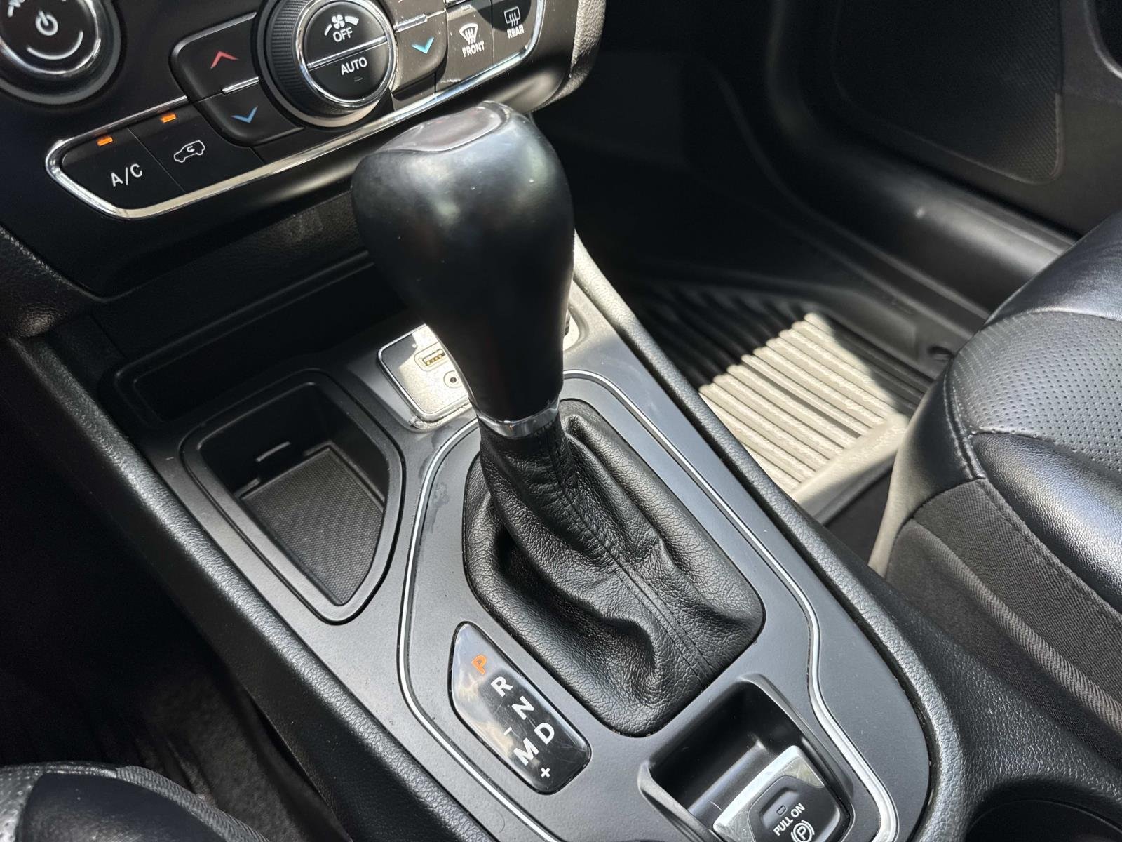 Used 2022 Diamond Black Crystal Pearlcoat Jeep Latitude Lux image 27