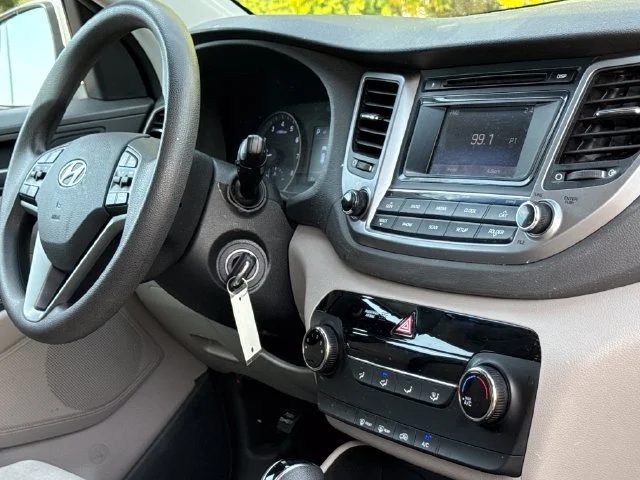 Used 2017 Molten Silver Hyundai SE image 19