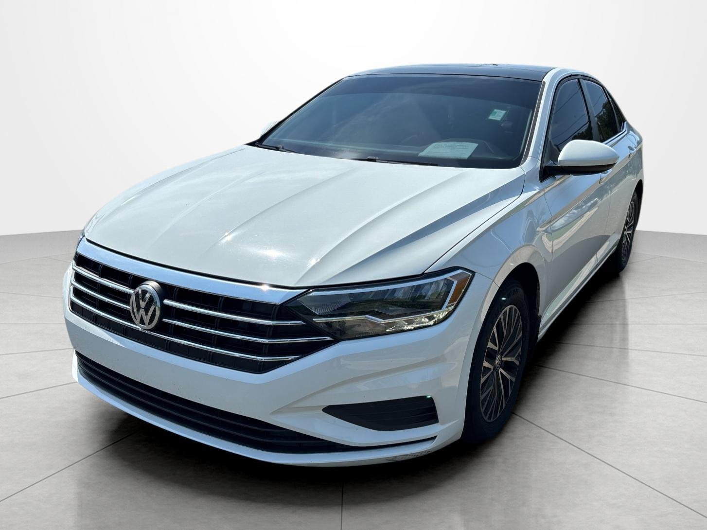 Used 2019 Pure White Volkswagen SE image 1
