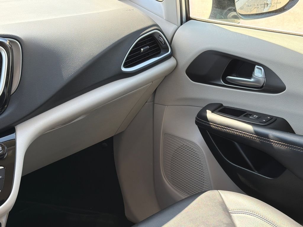 Used 2024 Silver Chrysler Touring L image 16