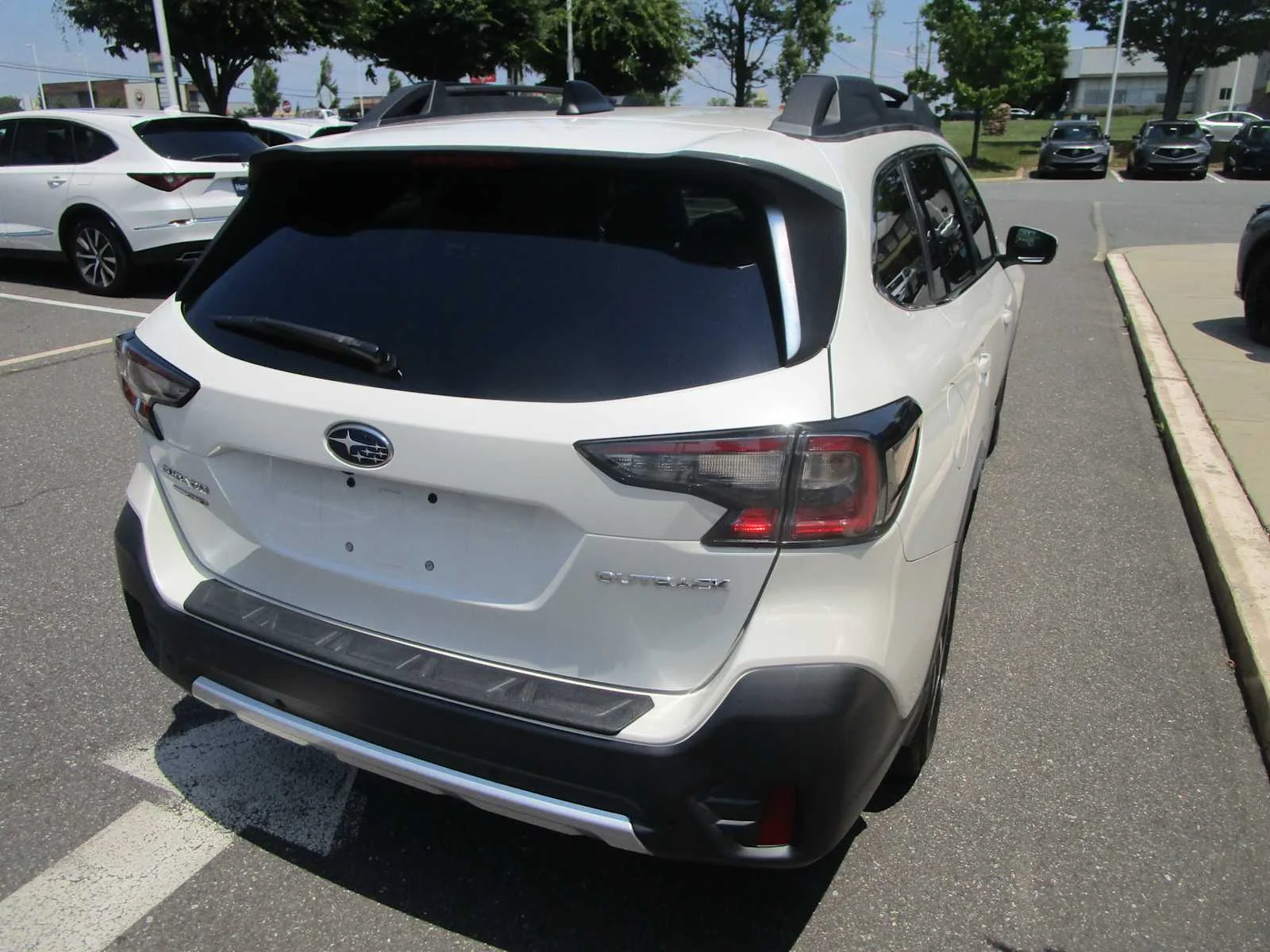 Used 2020 Crystal White Pearl Subaru Limited image 5