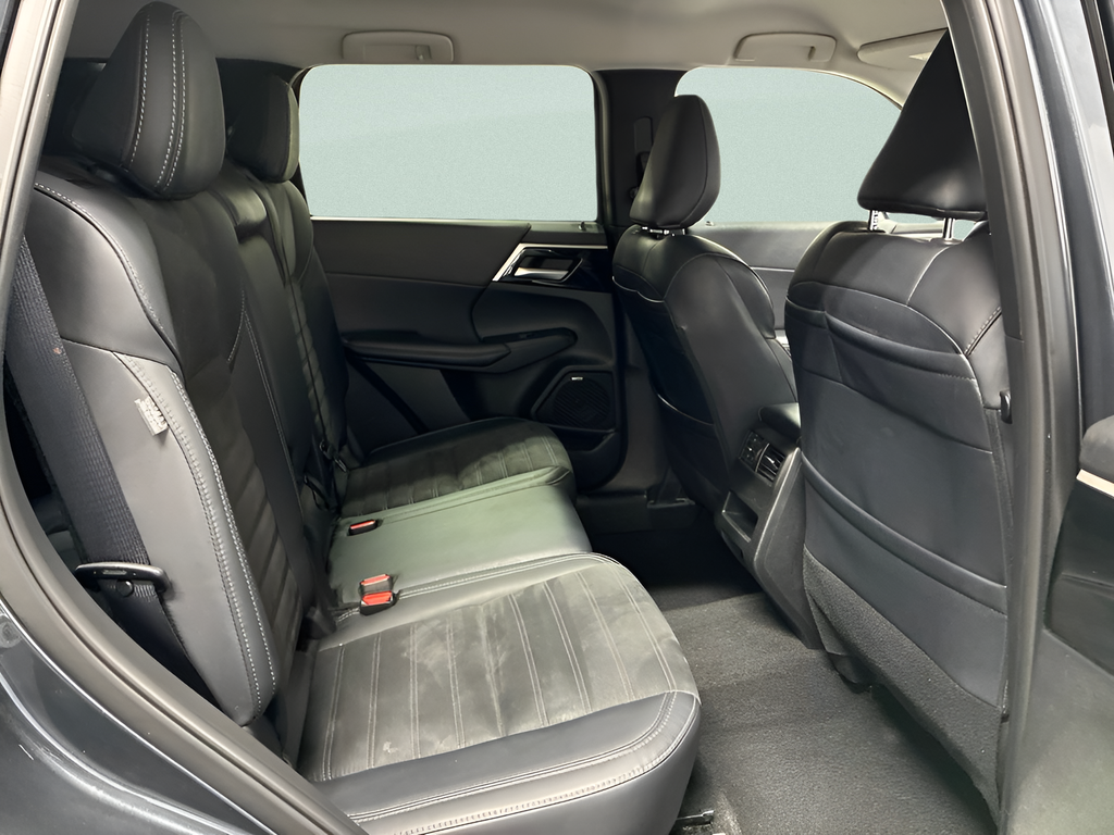 Used 2025  Mitsubishi SE image 32