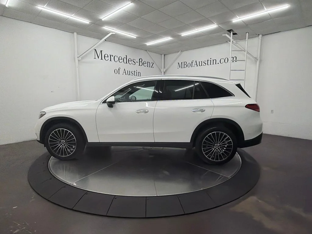 New 2027 White Mercedes-Benz GLC 300 image 4