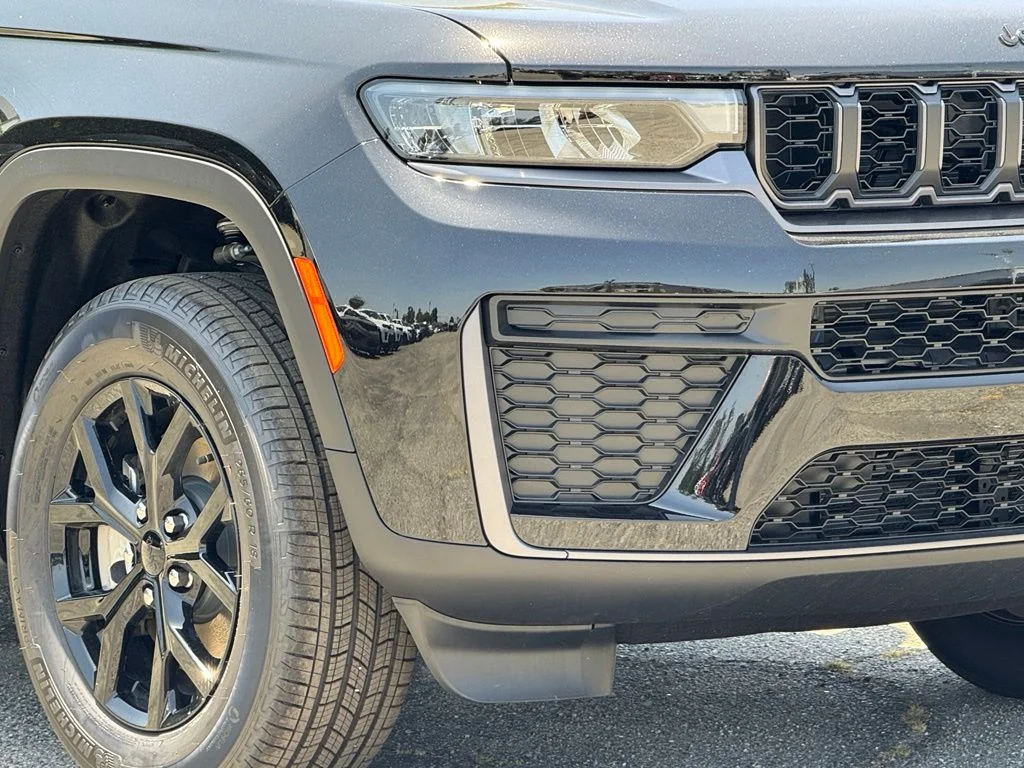 New 2026 Diamond Black Crystal Pearl-Coat Exterior Paint Jeep Altitude image 15