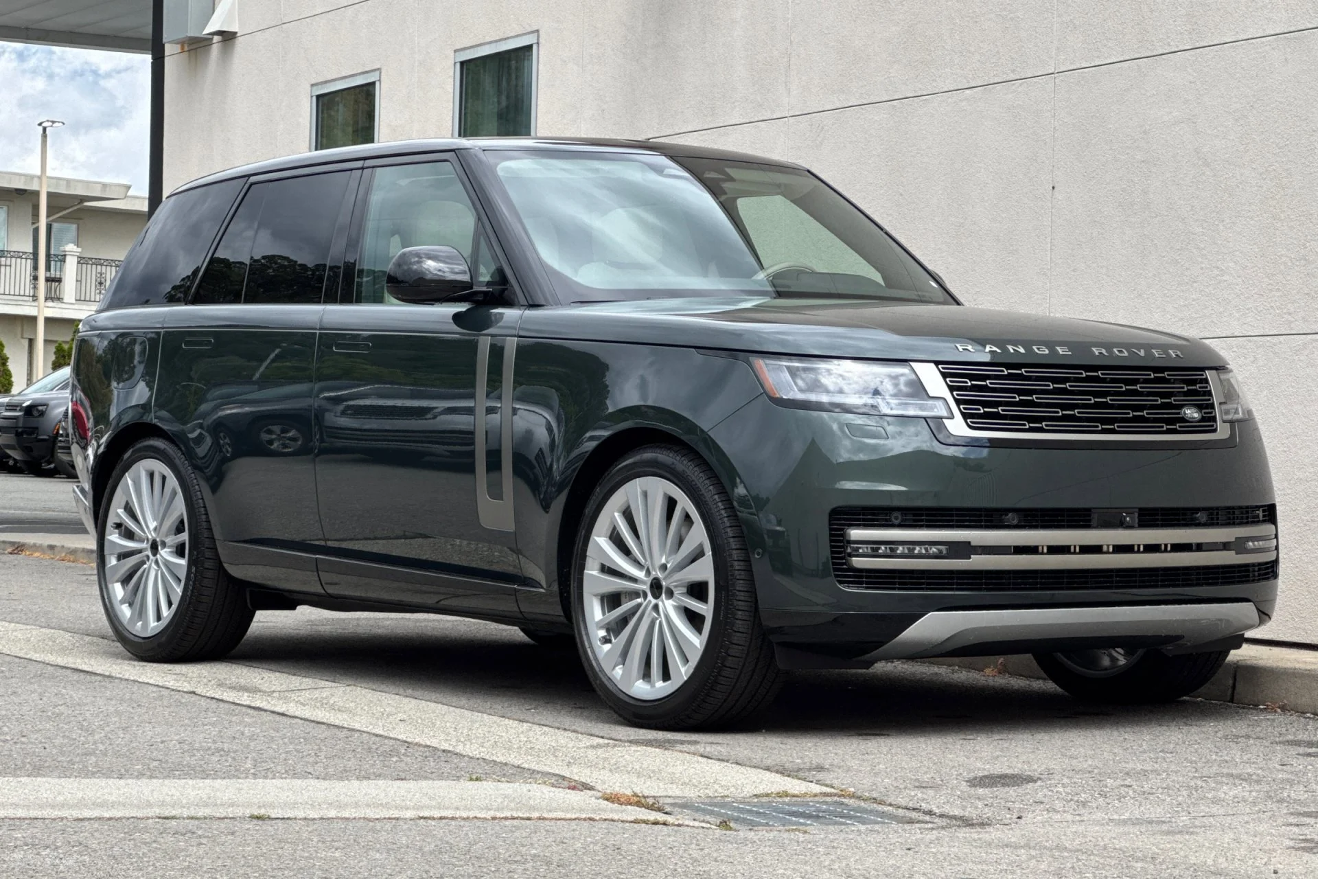 New 2026 Belgravia Green Land Rover SE image 9