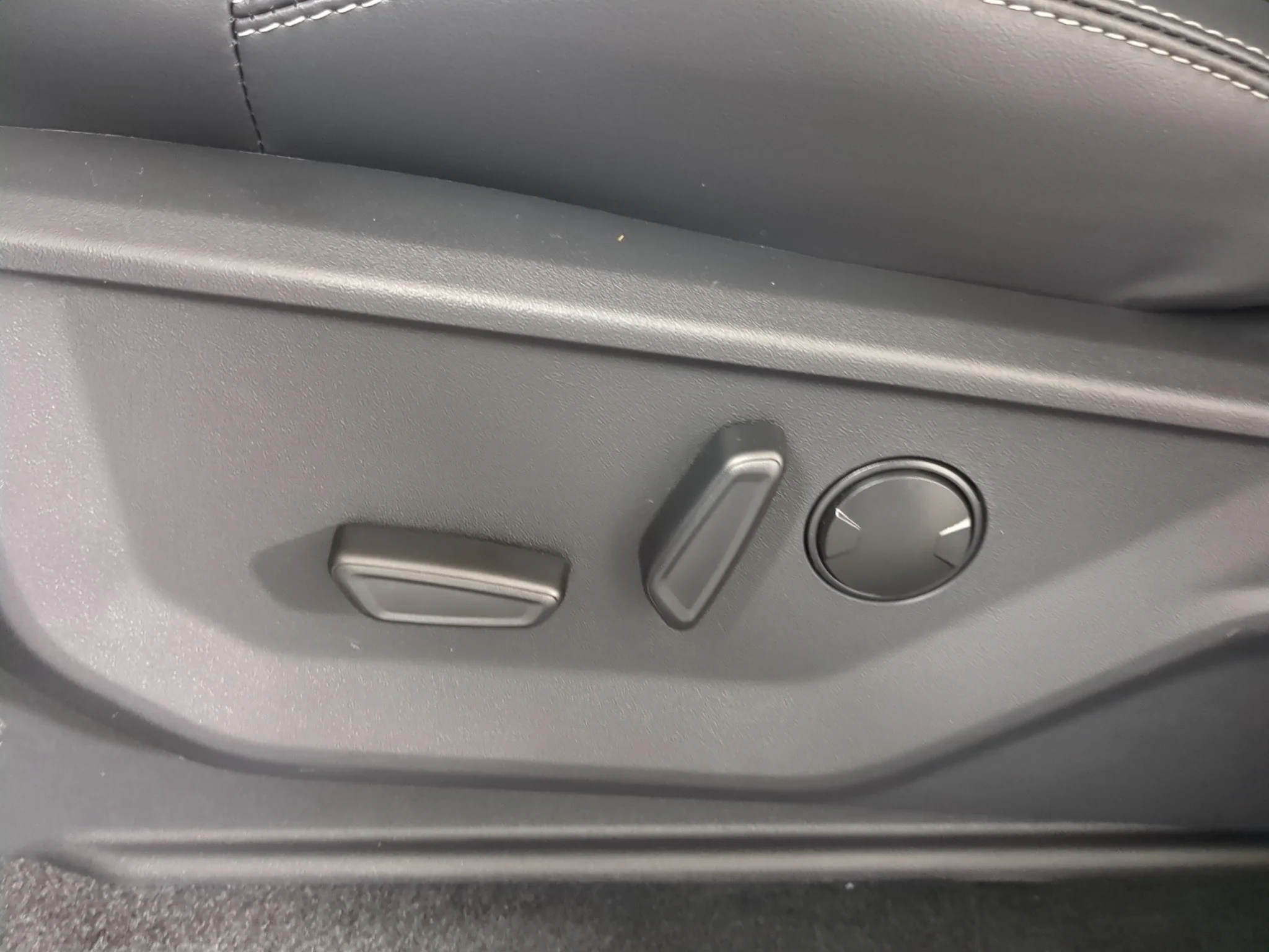 New 2027 Glacier Gray Metallic Tri-Coat Ford MAX Platinum image 12