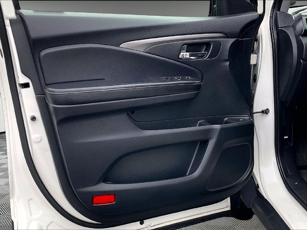 Used 2018 White Diamond Pearl Honda RTL image 9