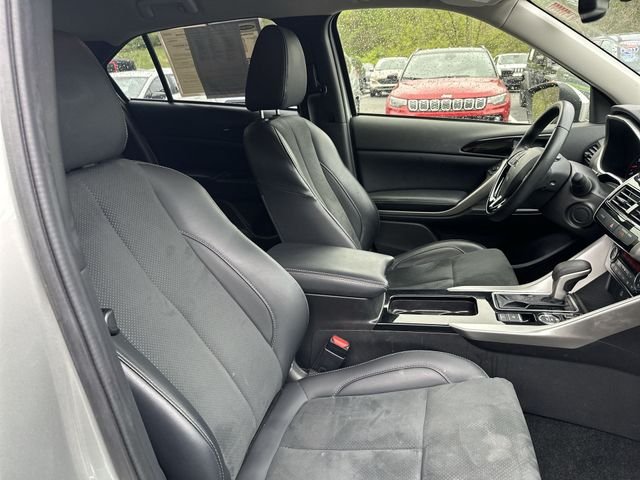 Used 2025  Mitsubishi SE image 28