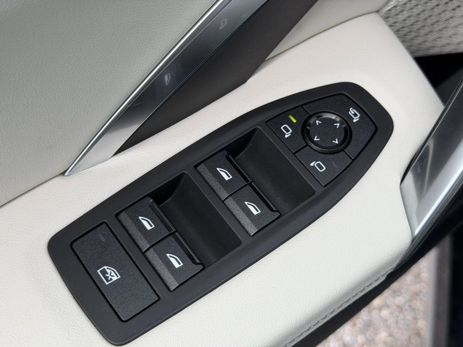 New 2026 Space Silver Metallic BMW xDrive28i image 19