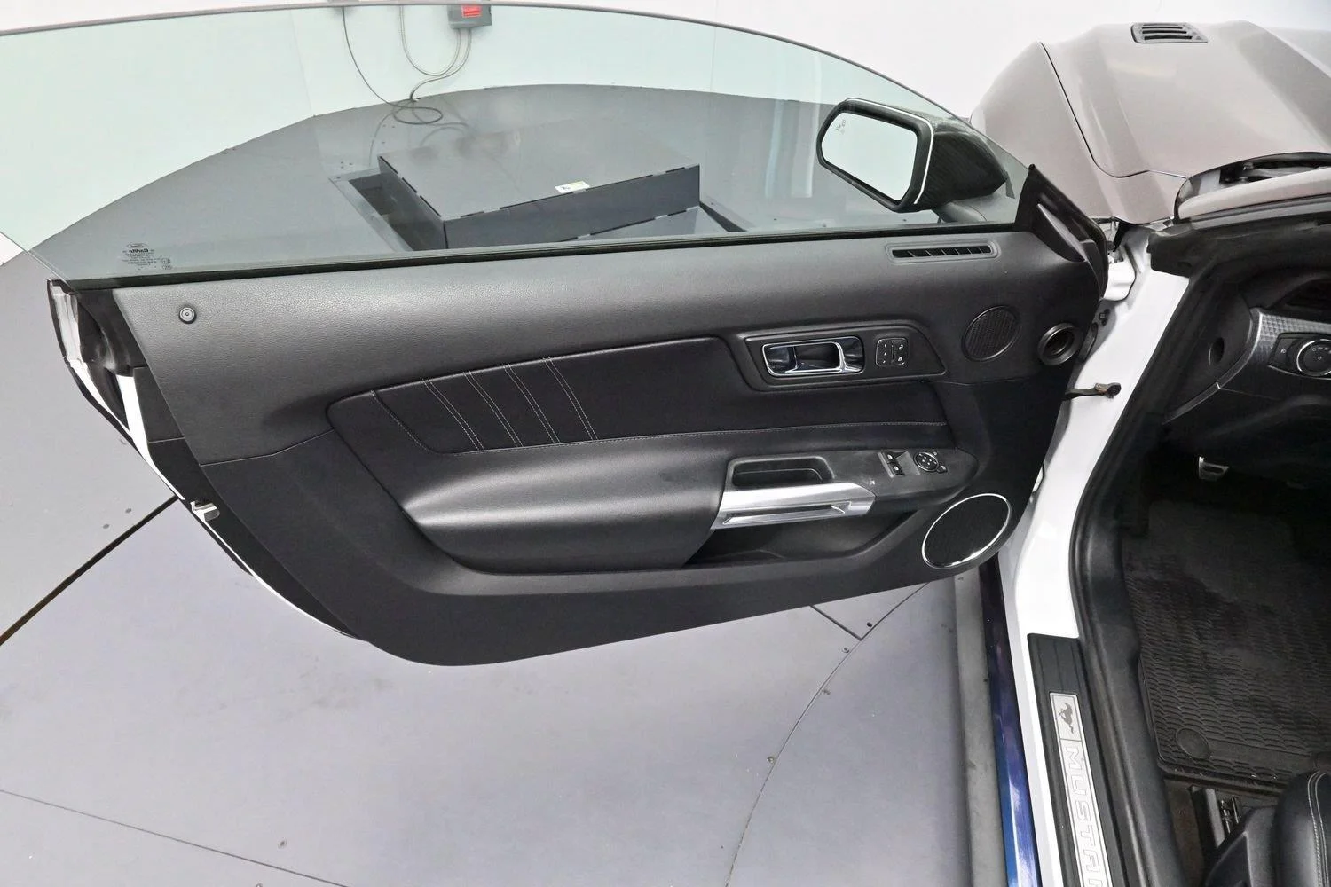 Used 2015 Oxford White Ford GT Premium image 9