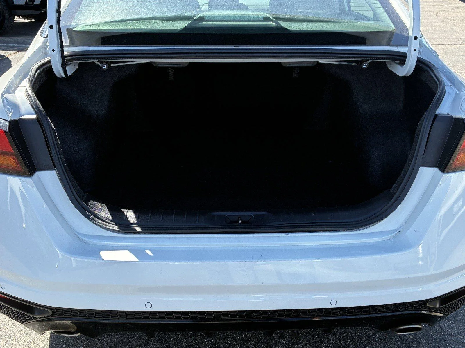 Used 2024 Glacier White Nissan 2.5 SR image 14