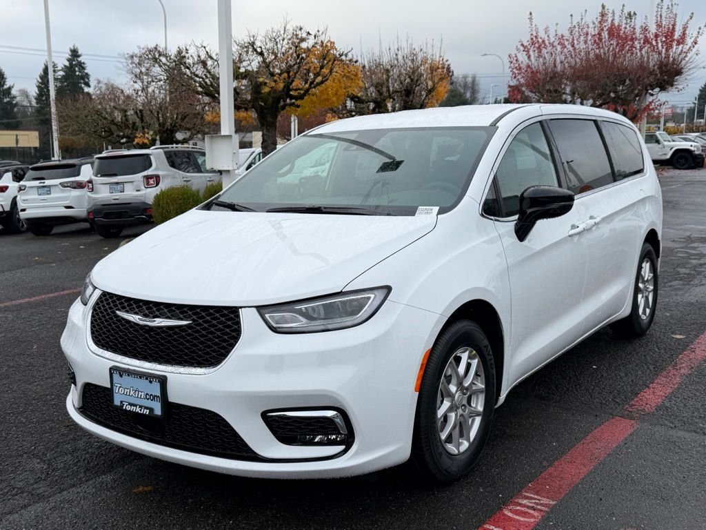 New 2026 Bright White Clear-Coat Exterior Paint Chrysler Select image 4