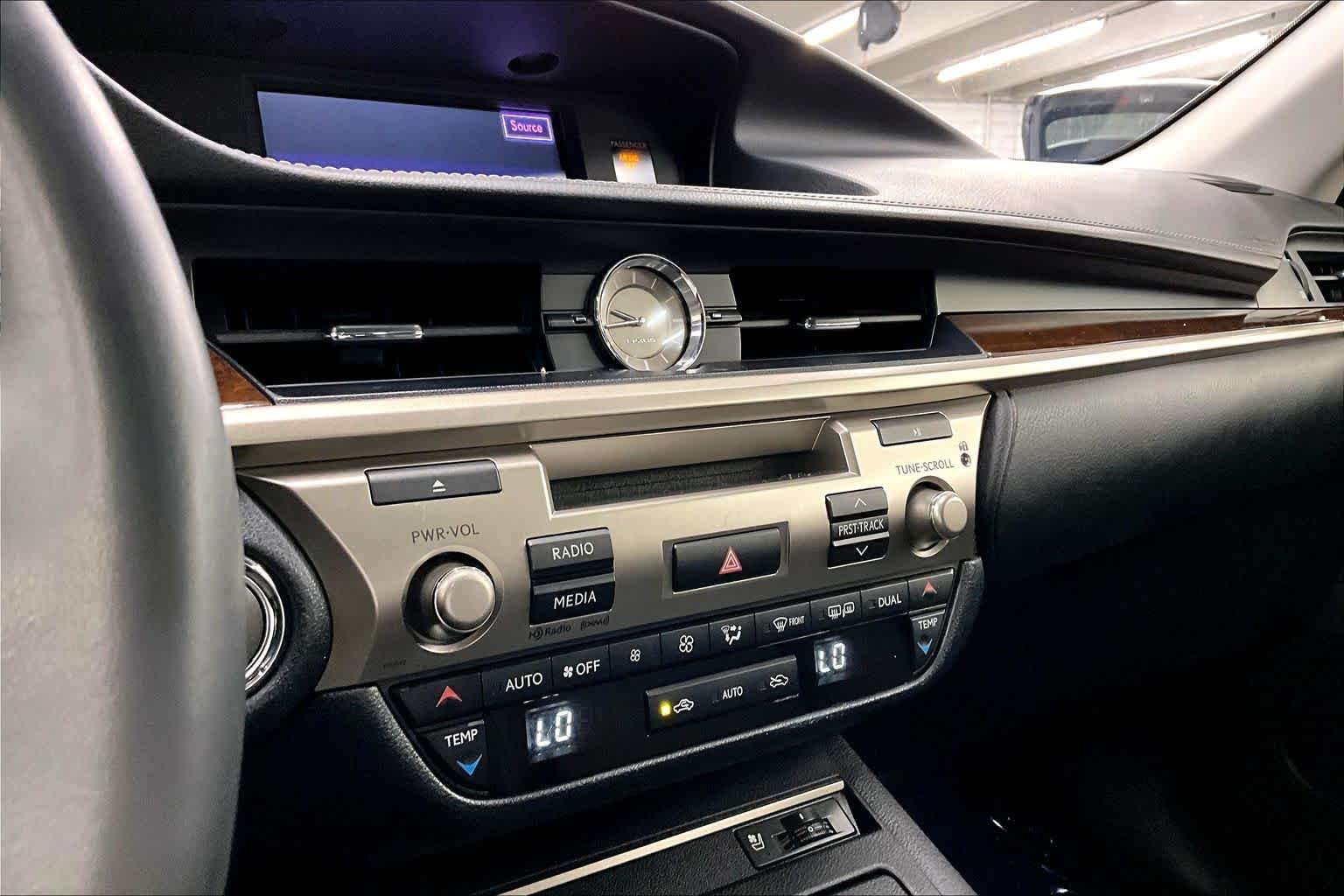 Used 2014 Silver Lining Metallic Lexus  image 35
