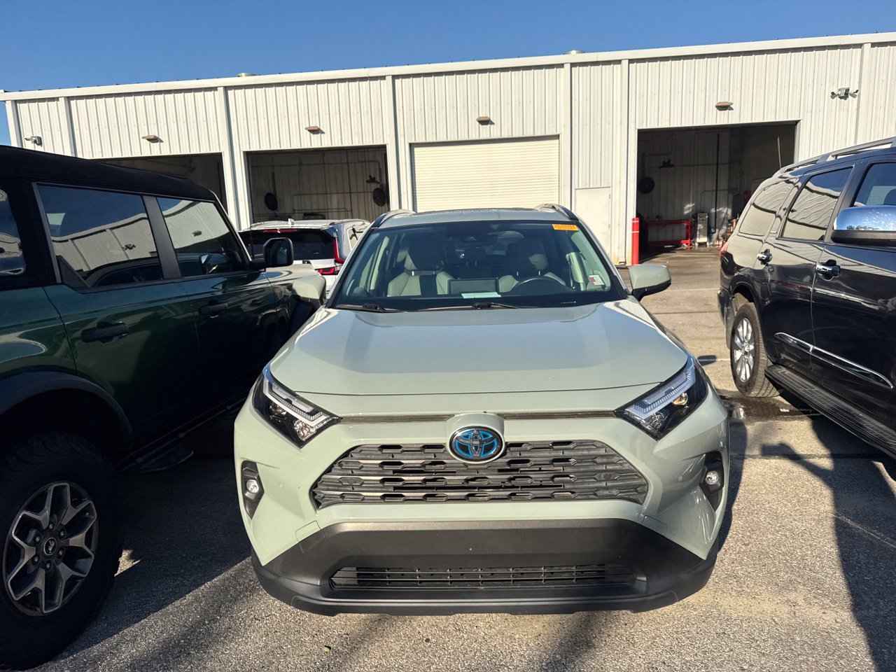Used 2022  Toyota XLE Premium image 2