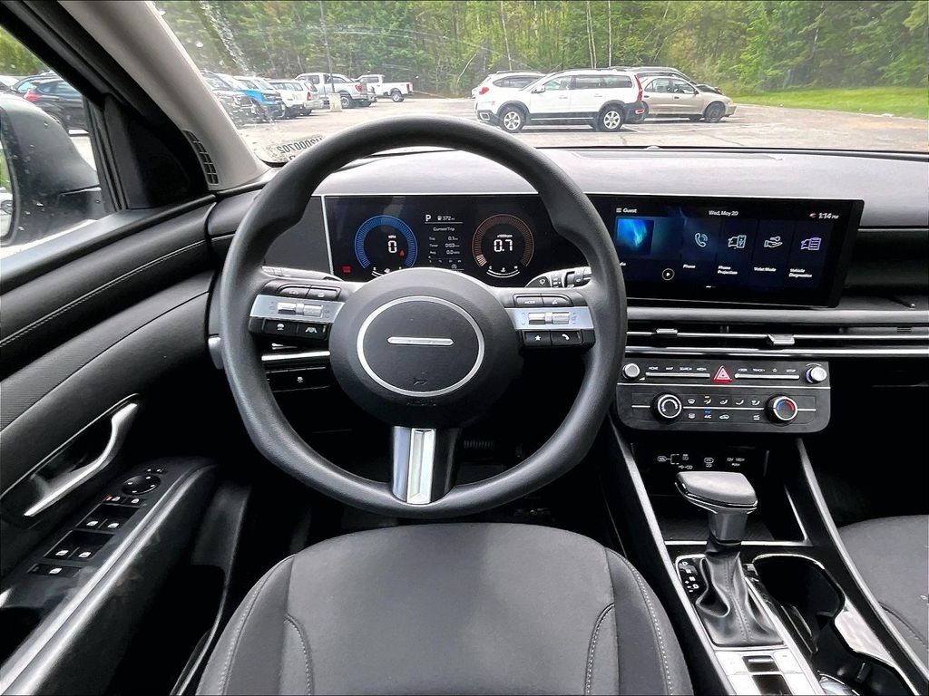 Used 2025 Shimmering Silver Hyundai SE image 17