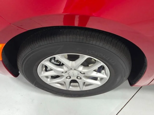 New 2027 Red Hot Pearl-Coat Exterior Paint Chrysler Select image 19