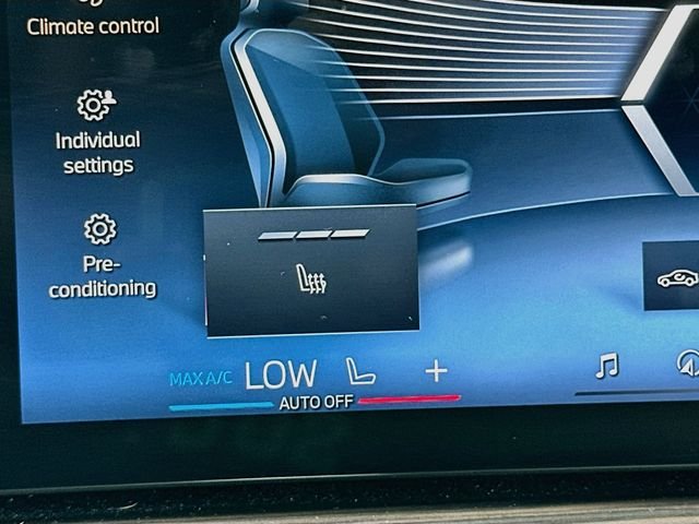 Used 2024 White BMW sDrive40i image 21