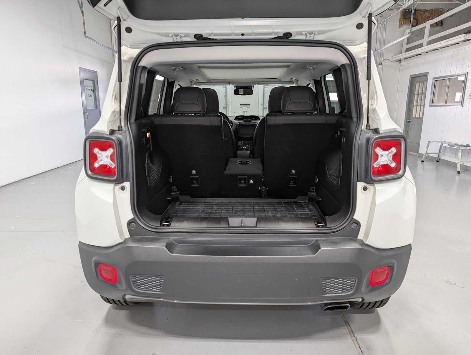 Used 2019 Alpine White Clearcoat Jeep Limited image 41