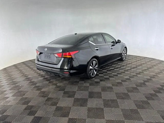 Used 2020 Black Nissan 2.5 SL image 5