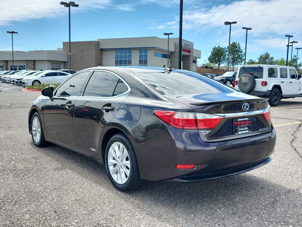 Used 2013 Red Lexus 300h image 5