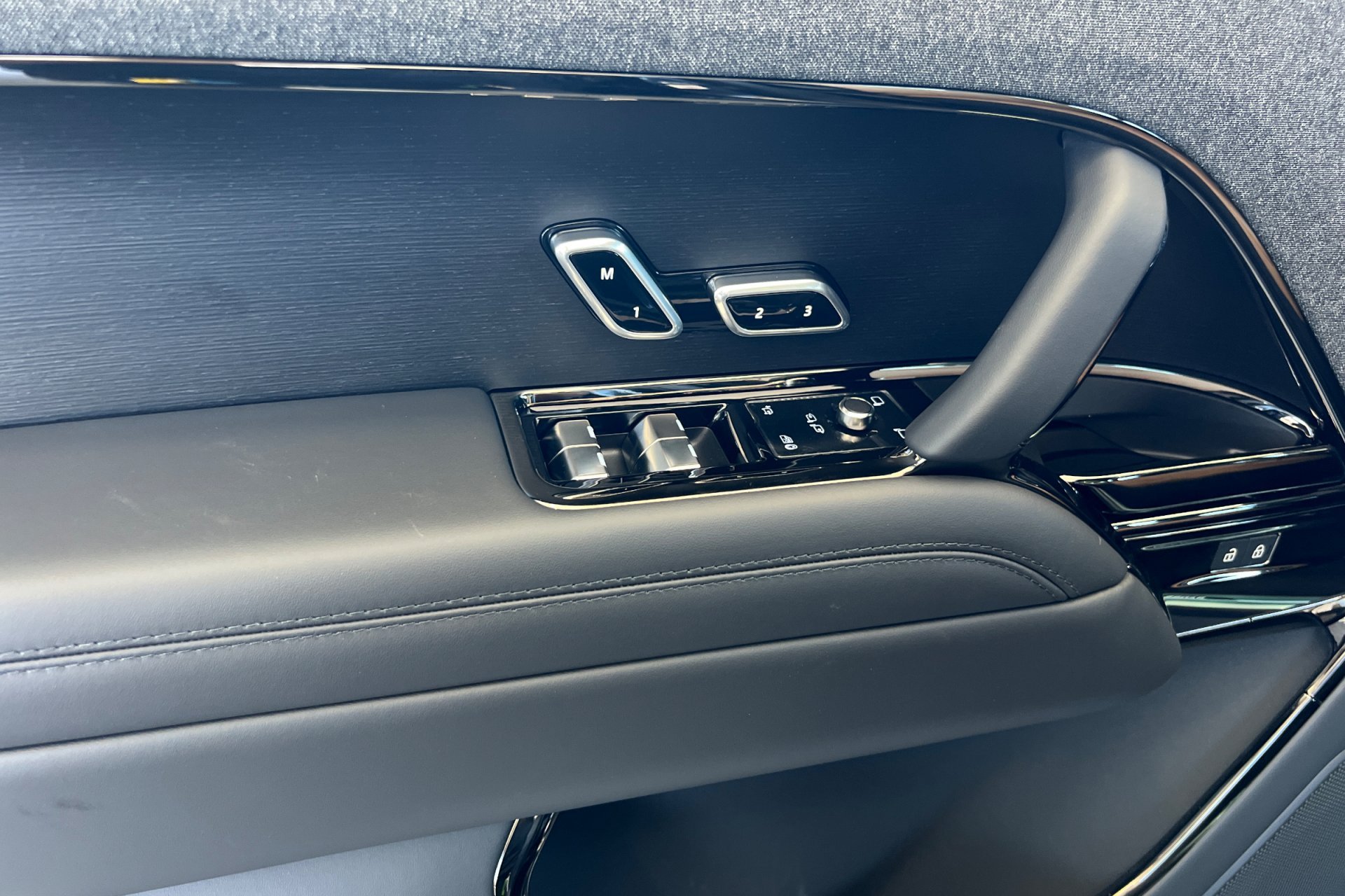 New 2026 Varesine Blue Land Rover Dynamic SE image 11