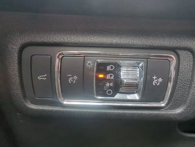 Used 2021 White Lincoln Standard image 38