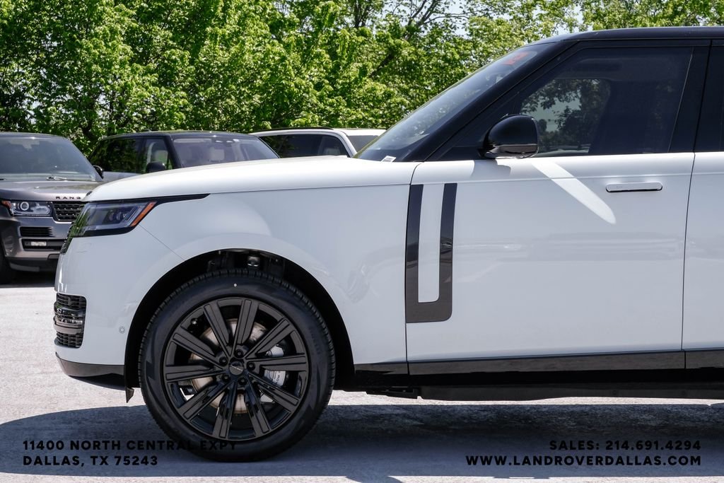 New 2026 Fuji White Land Rover SE image 12