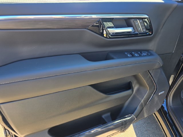 2027 Chevrolet Suburban Z71 - Photo 12