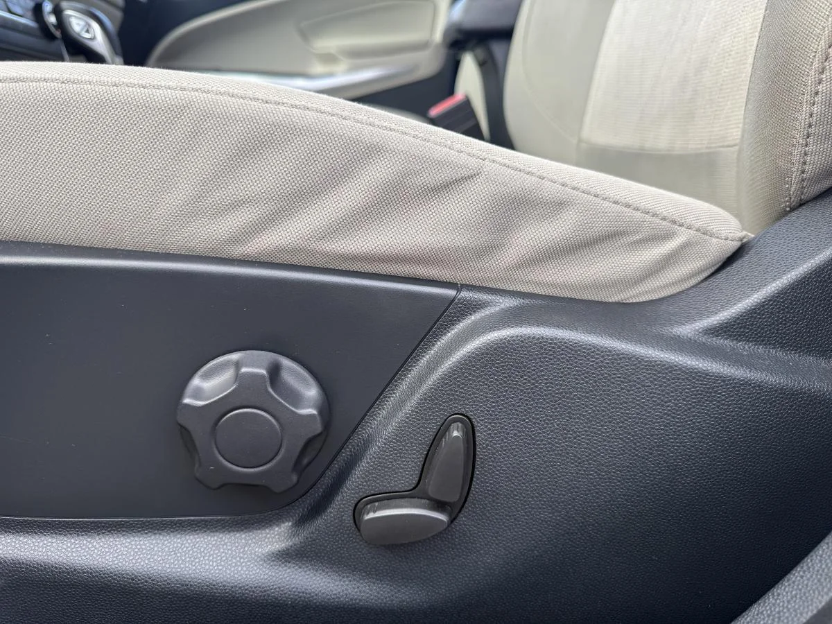 Used 2018 Blue Ford SE image 15