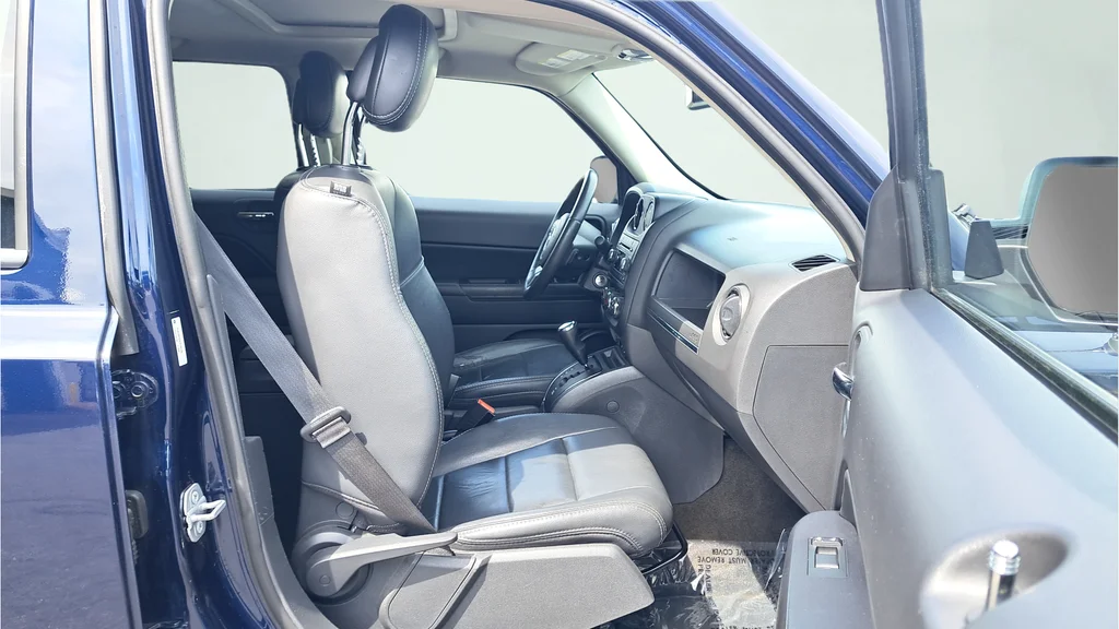 Used 2015 Blue Jeep Latitude image 16