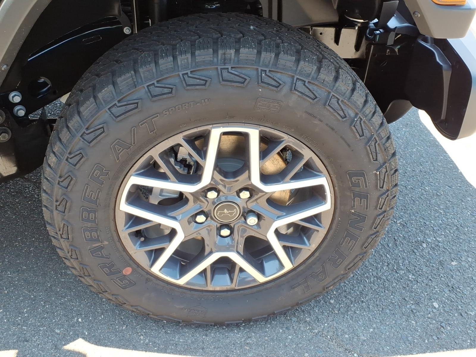 New 2026 Black Clear-Coat Exterior Paint Jeep Sahara image 12